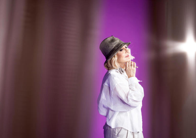 Olivia Newton-John, iraní, silenciada por las autoridades, revela su «voz pecadora» a los 75 años