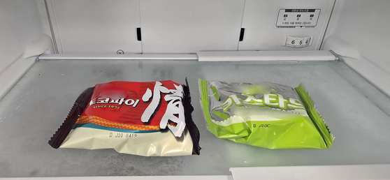 A Choco Pie, left, and Custard cake snack [KIM JUN-HEE]