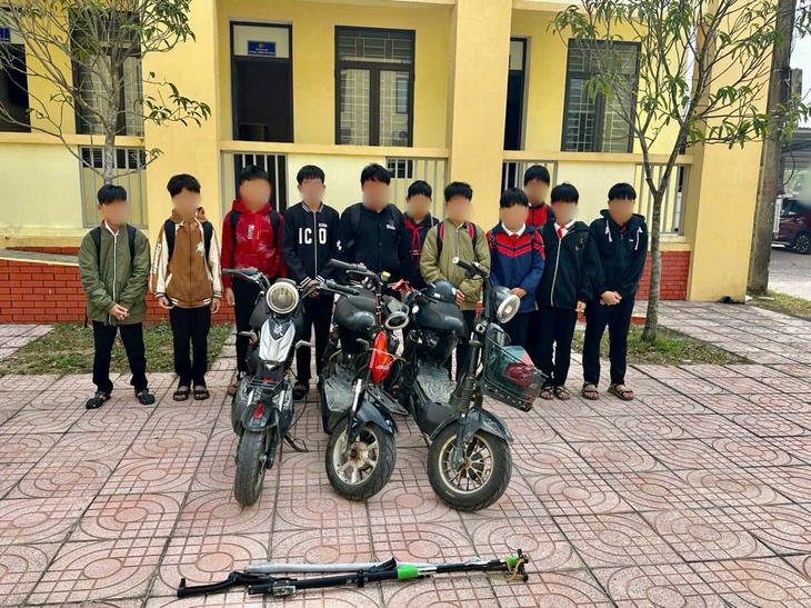 Học sinh cấp 2 cãi nhau, dùng ống típ sắt 'giải quyết'