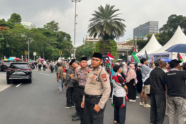 Polisi Berpeci Amankan Reuni 212 di Monas Jakarta