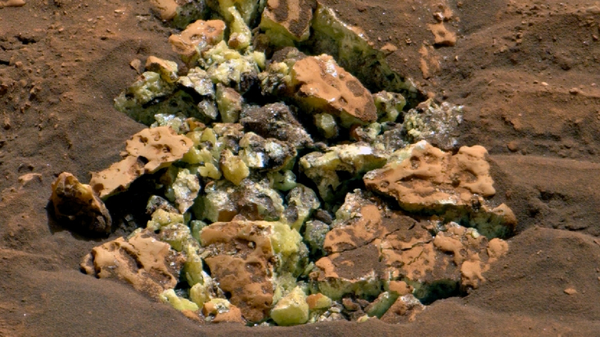 Curiosity cracked open a rock on Mars and revealed a huge surprise