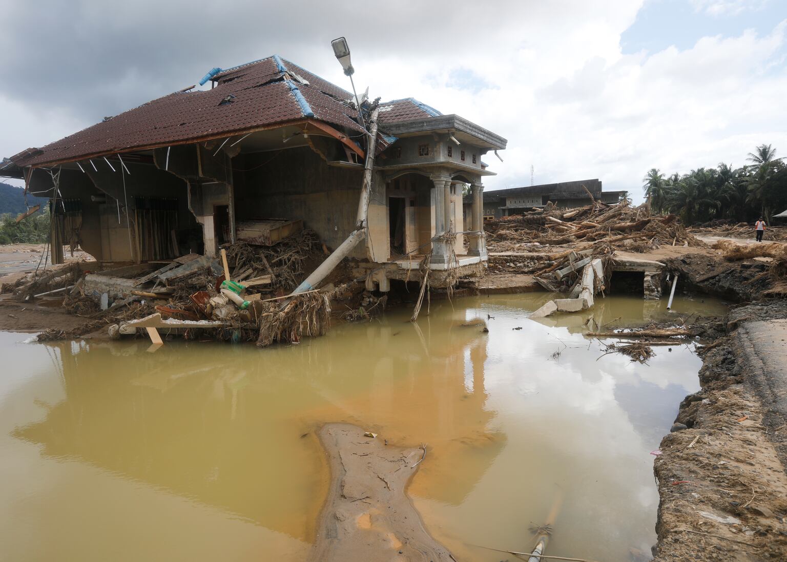 More than 1,300 dead from floods in Indonesia, Sri Lanka and Thailand