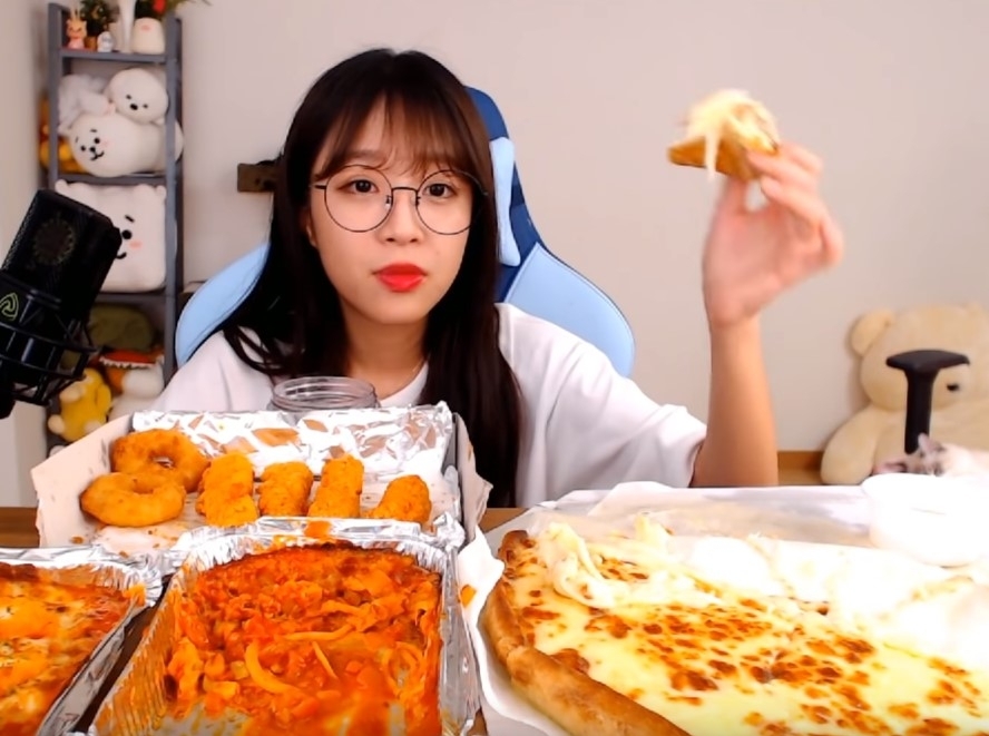 'Thánh mukbang' Hàn Quốc dành 18 tiếng mỗi ngày để ăn