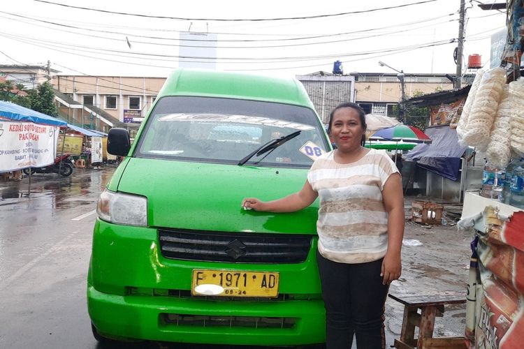 Melintasi Hujan dan Macet: Kisah Yuke, Ibu Sopir Angkot Bogor yang Berjuang untuk Anak