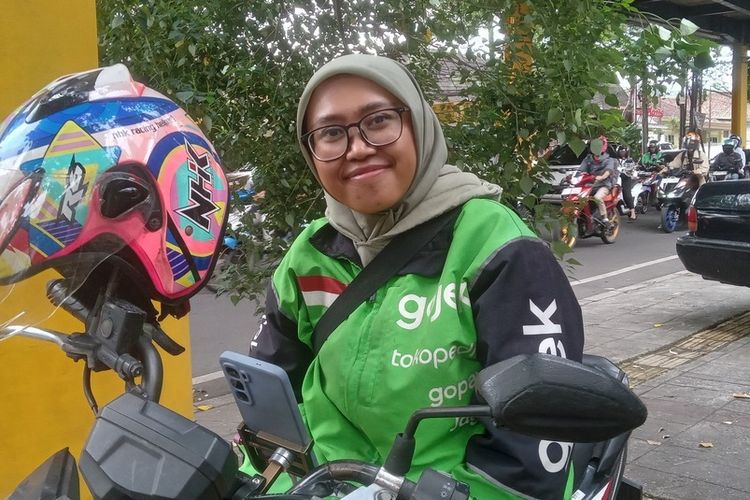 Perjuangan Gedis: 7 Tahun Jadi Driver Ojol dan Ibu Rumah Tangga