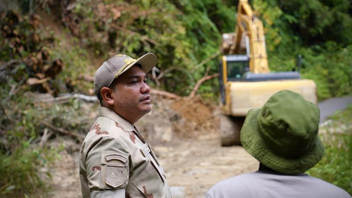 Bupati Pakpak Bharat Tinjau Langsung Lokasi Longsor Jalan Lagan-Pagindar