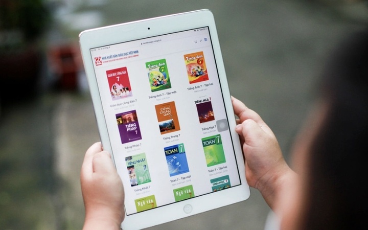 Bộ GD&ĐT: Sách giáo khoa điện tử phải tối ưu giao diện, bảo vệ thị giác học sinh