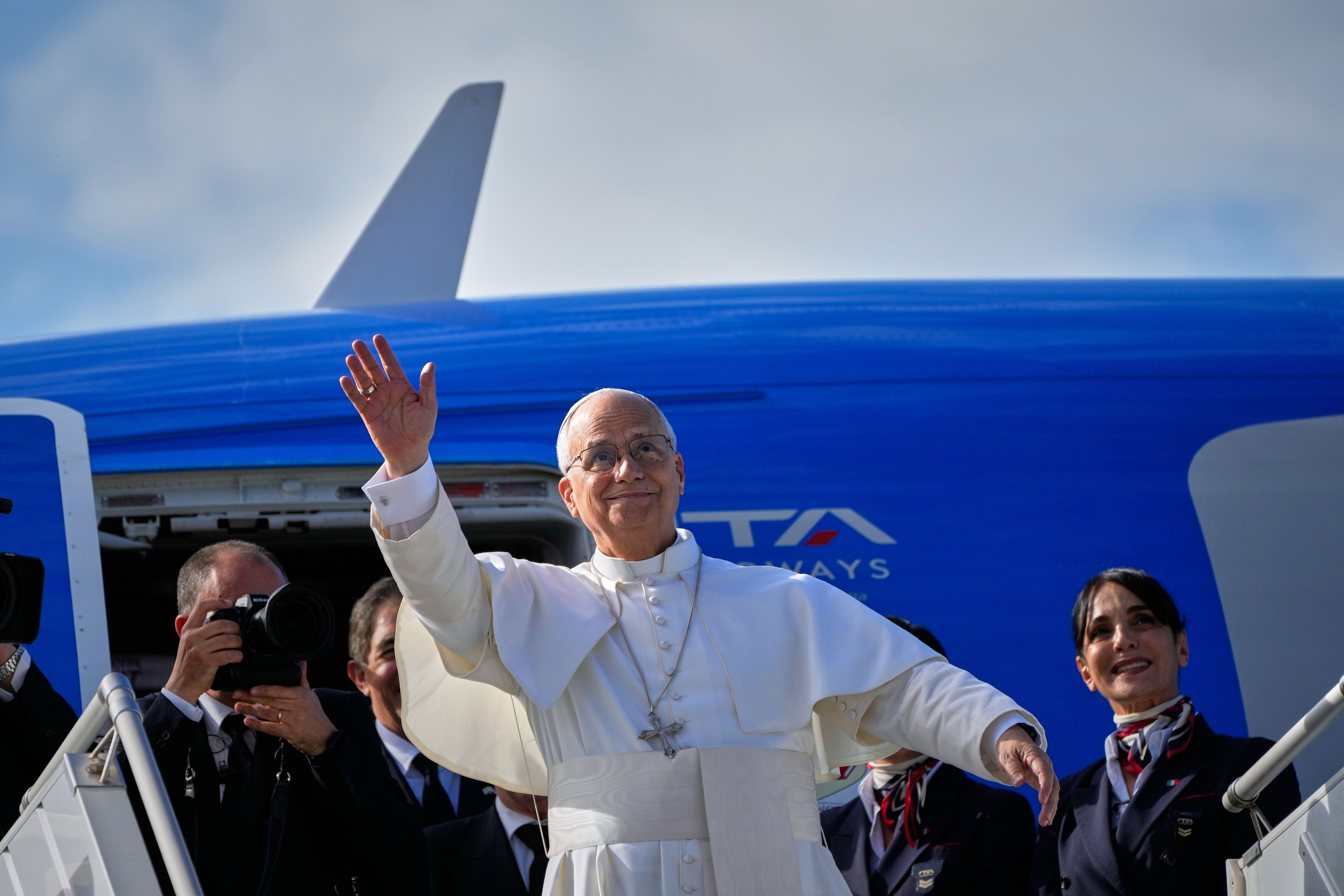 Pope Leo, leaving Beirut, calls for peace in Middle East and Venezuela