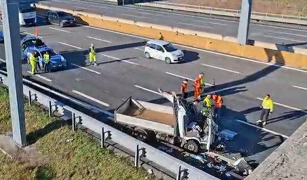 Incidente mortale in A4: furgone tampona un tir, il conducente resta ...