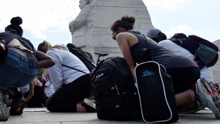 Agentes despedidos demandan al FBI, diciendo que fueron castigados por arrodillarse