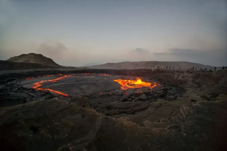 Kilauea erupts with 1,000-foot lava fountain, obliterates USGS webcam ...