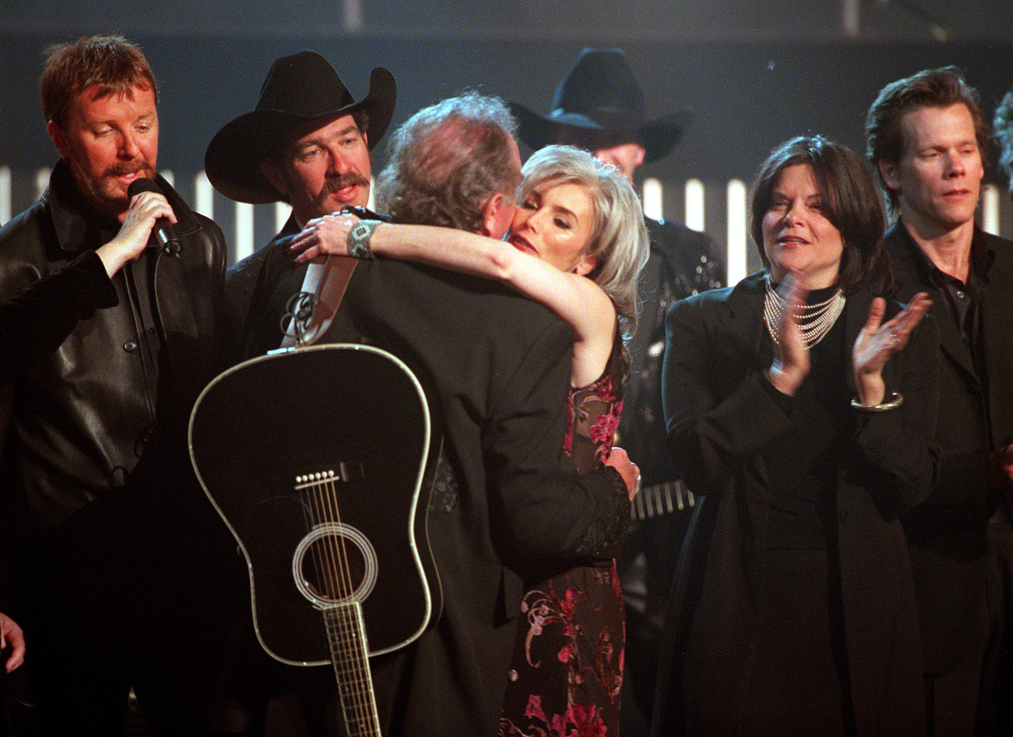 Emmylou Harris klemmer Johnny Cash på en hyllestkonsert for Cash med blant andre Brooks & Dunn (f.v.), Rosanne Cash og Kevin Bacon. Foto: Mark Lennihan/ AP/ NTB