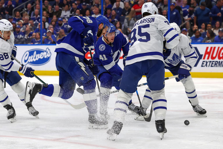 El partido entre Maple Leafs y Lightning se sale de control [ver]