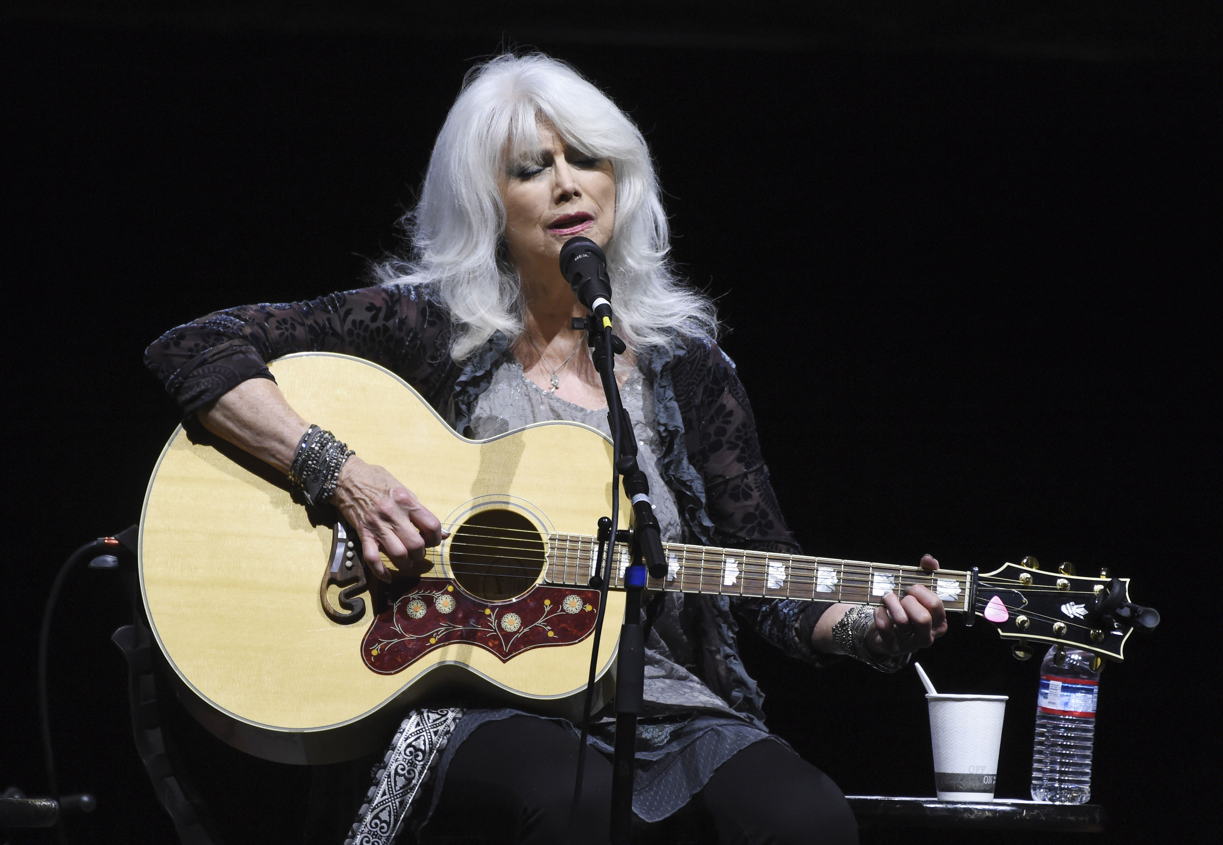 Emmylou Harris er klar for avskjedsturné i Europa i 2026. Foto: Chris Pizzello/Invision/AP/ NTB