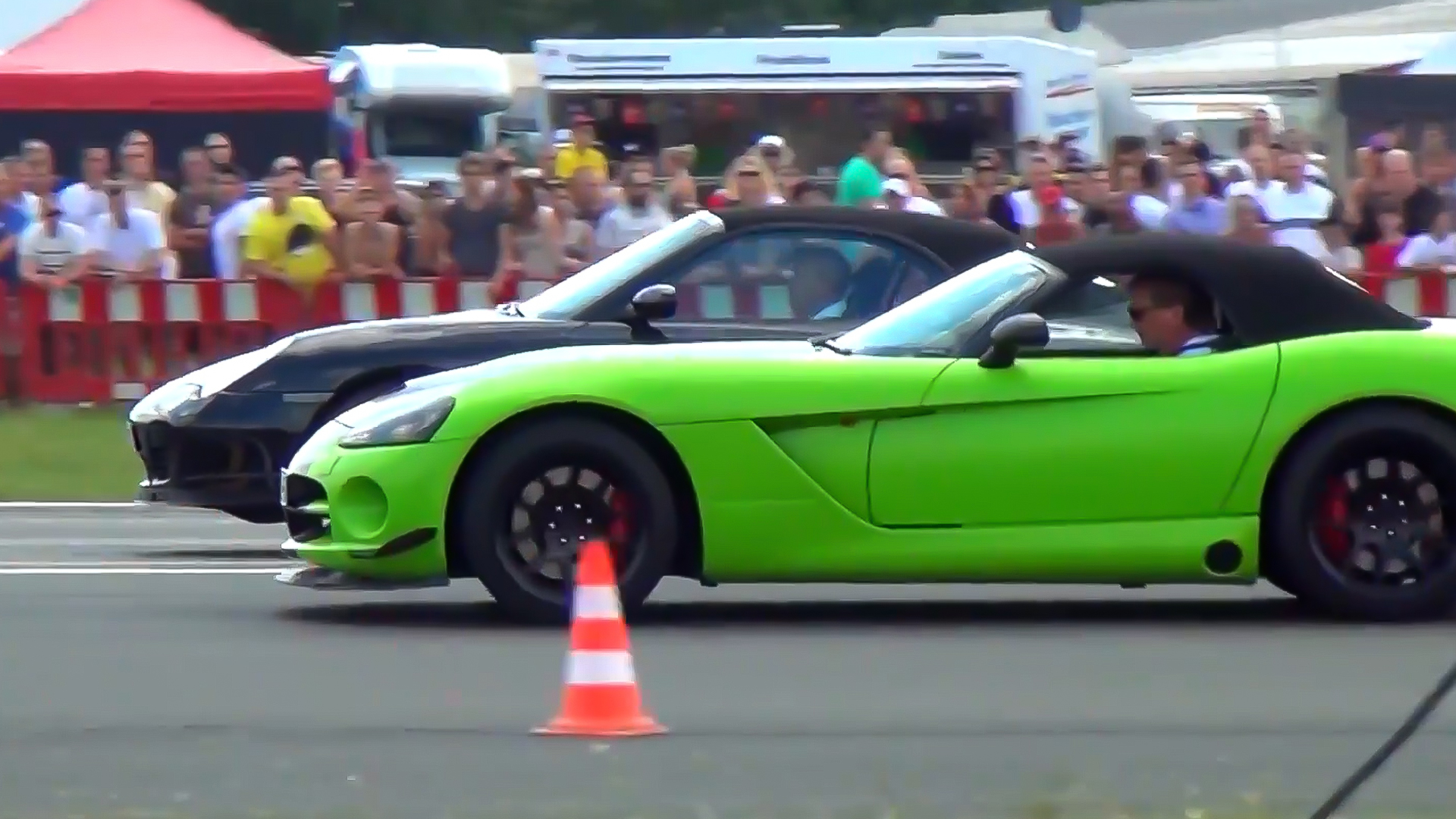 Drag race between Porsche 911 and Dodge Viper
