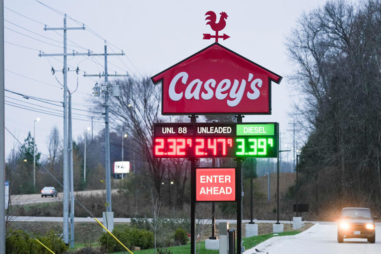 Casey's convenience store donates $2,000 to Mid-South Food Bank