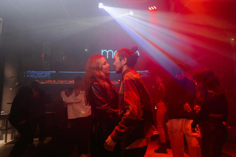 8 signs he likes you but wants you to make the first move