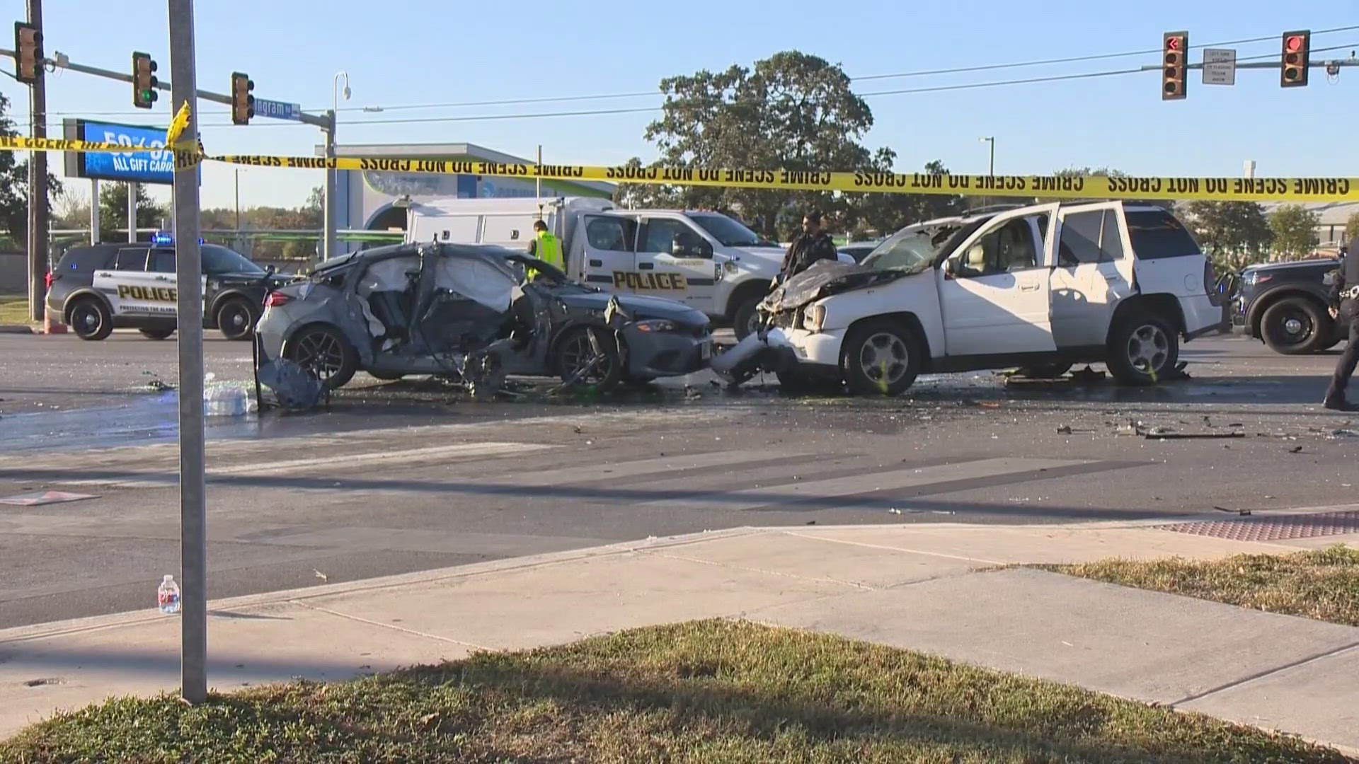 Man dead, 2 people hurt after major crash in west-side San Antonio