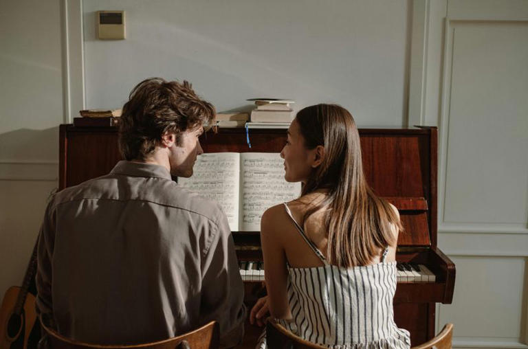 8 signs he likes you but wants you to make the first move