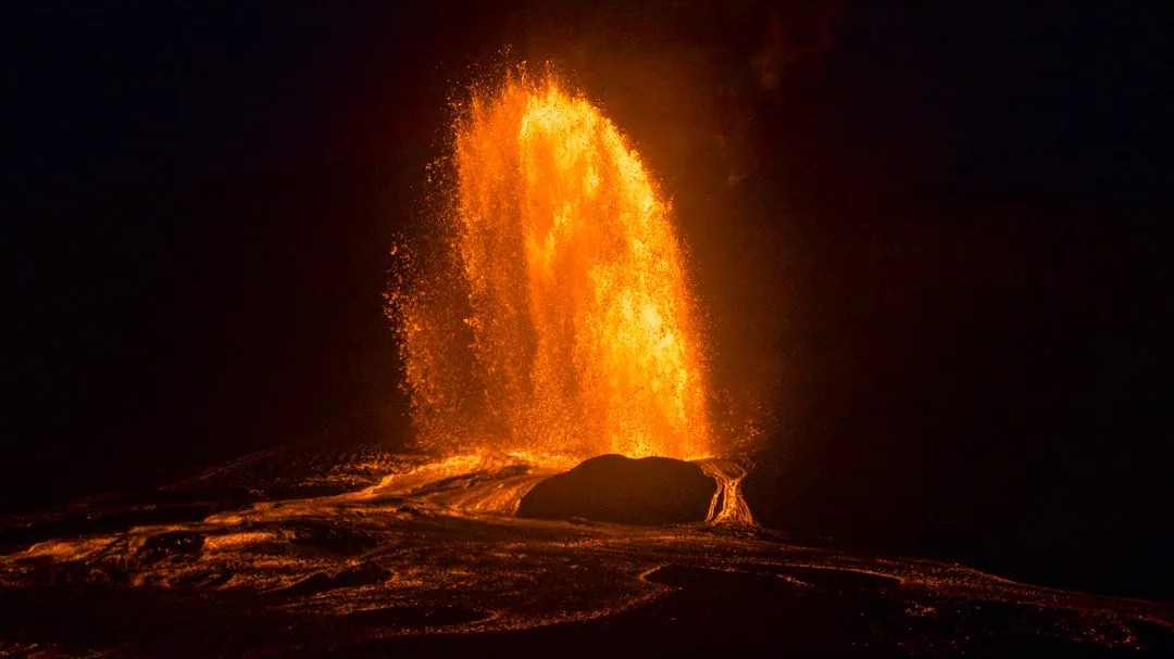 Kilauea erupts with 1,000-foot lava fountain, obliterates USGS webcam ...