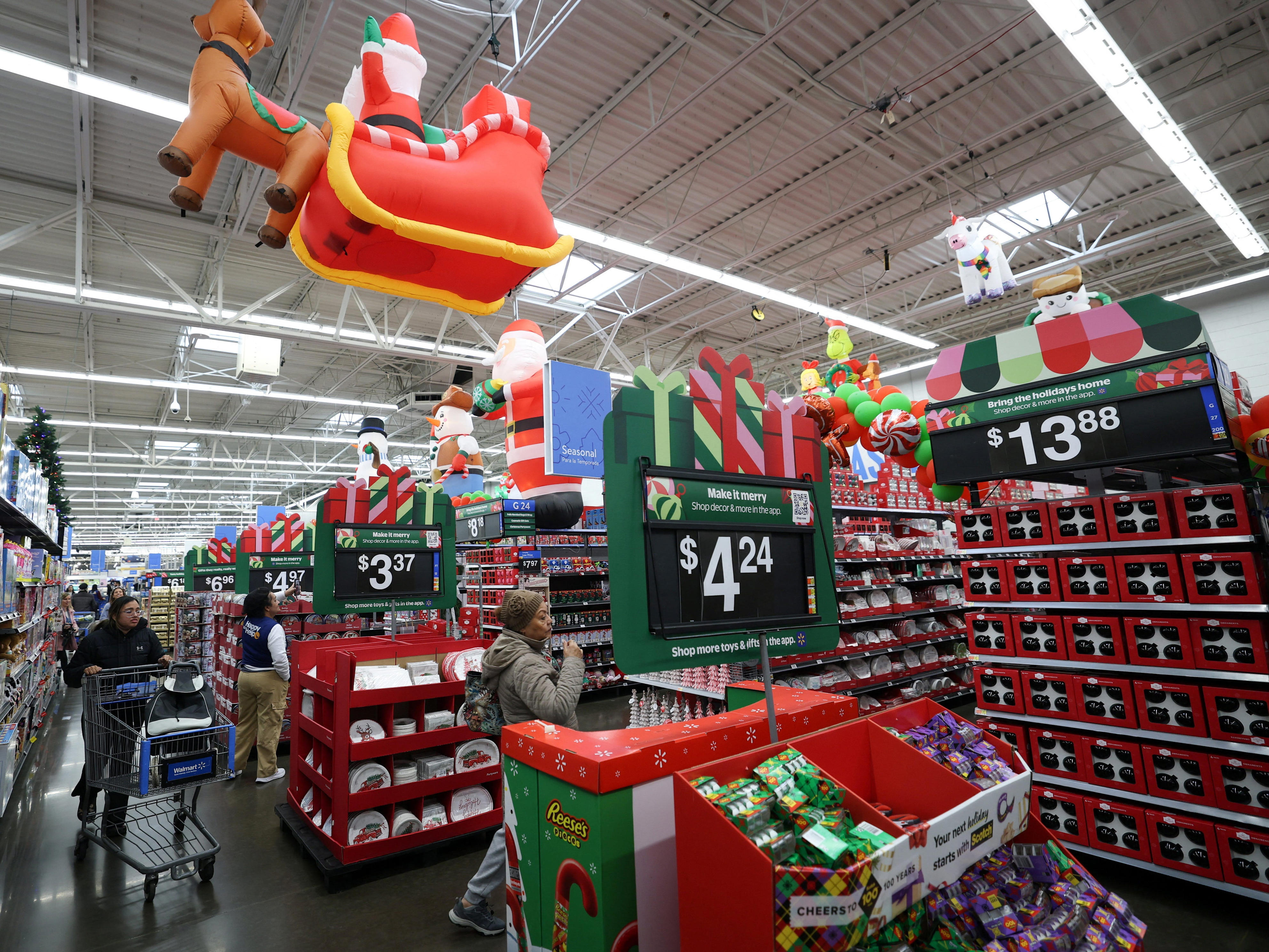 Walmart just extended its Christmas Eve delivery hours