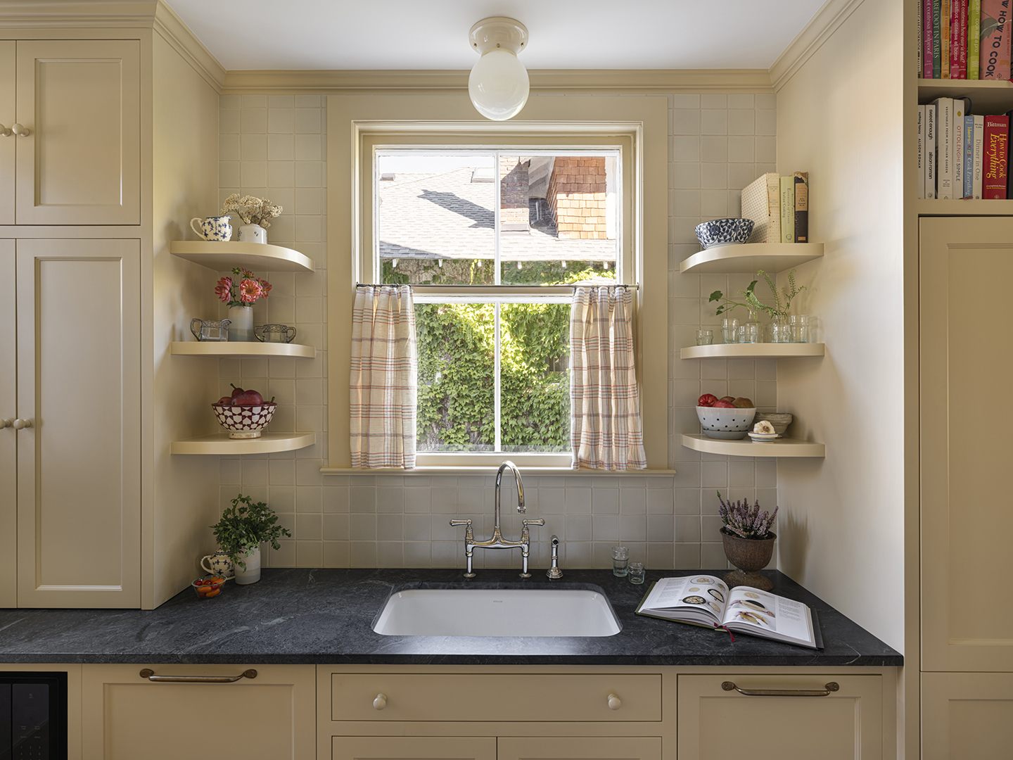 Before & after: Adding a powder room fixed the layout of this cozy ...