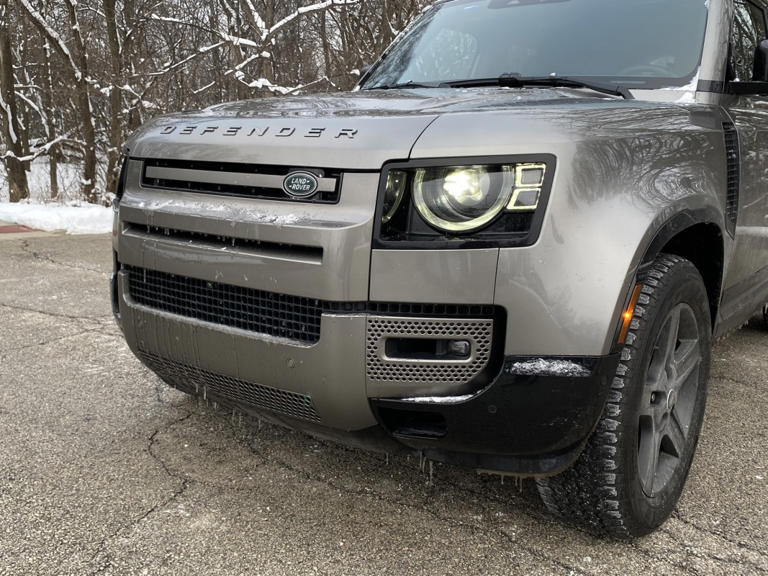 I drove the 2025 Land Rover Defender 110 X-Dynamic SE in a Chicago ...