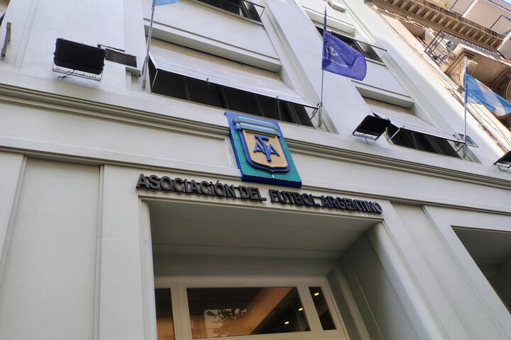 Cảnh sát đột kích LĐBĐ Argentina, điều tra vụ án chấn động