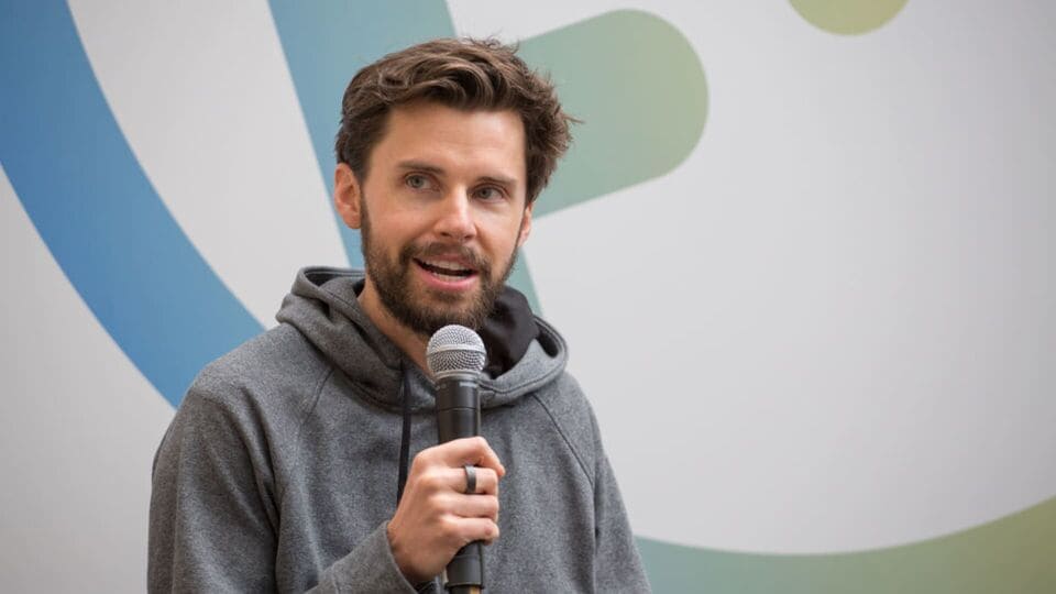 Hinge CEO steps down, to lead AI-powered dating app Overtone — who is ...
