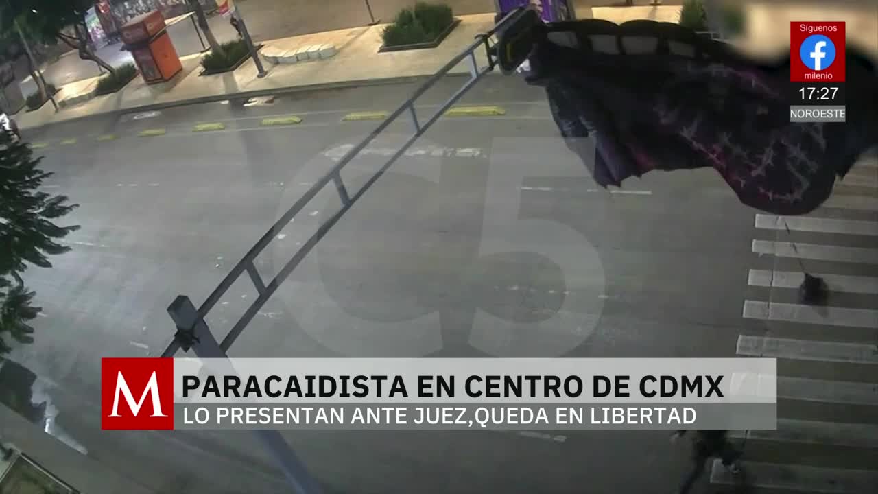 Paracaidista cae en el Centro Histórico de la Ciudad de México