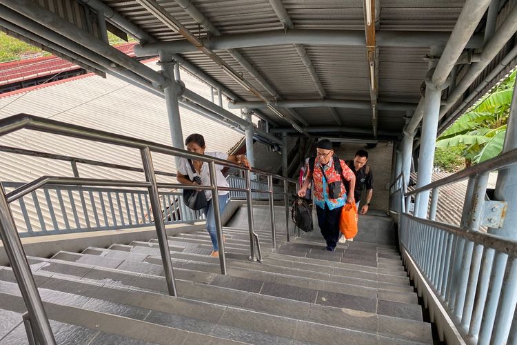 Mengakses Prioritas di Stasiun Kampung Bandan