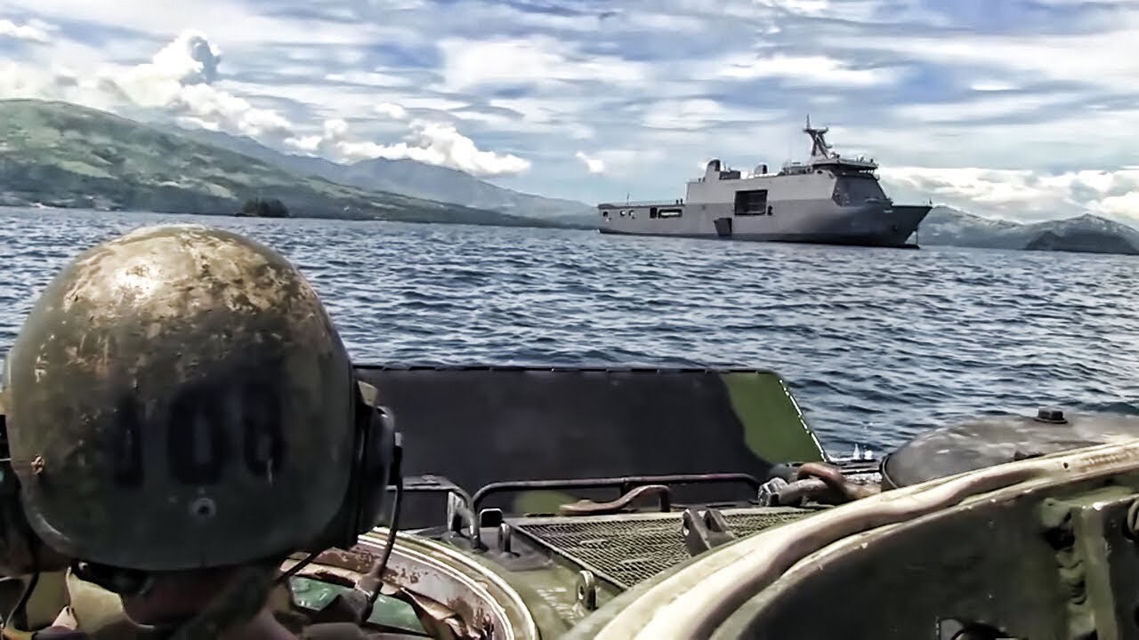 Marines amphibious training with Philippine Navy