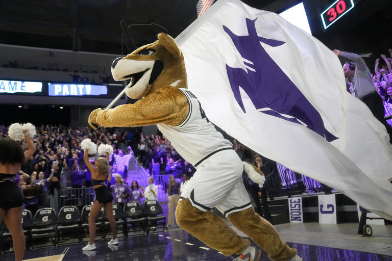 Arizona Digest. Grand Canyon coach leaving after Sweet 16 soccer run