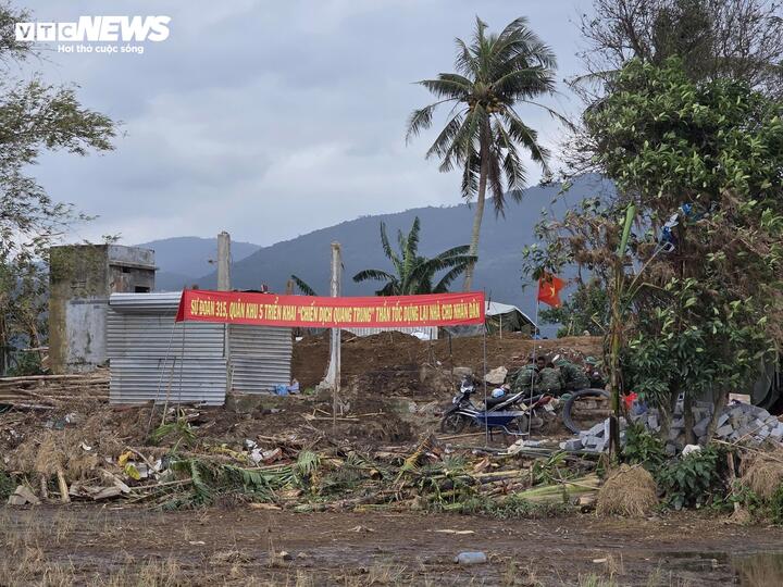 'Chiến dịch Quang Trung': Bộ đội ngày đêm xây nhà giúp người dân vùng lũ Đắk Lắk