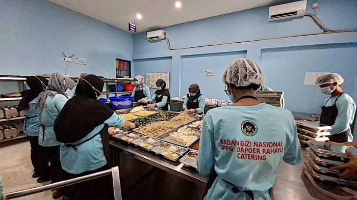 Kisah Finni, Ibu Tunggal di Cakung Bangkit Berkat Dapur Umum SPPG