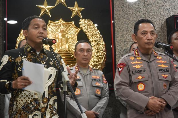 Kemenhut Bantah Temuan Kayu Bertanda di Pantai Lampung