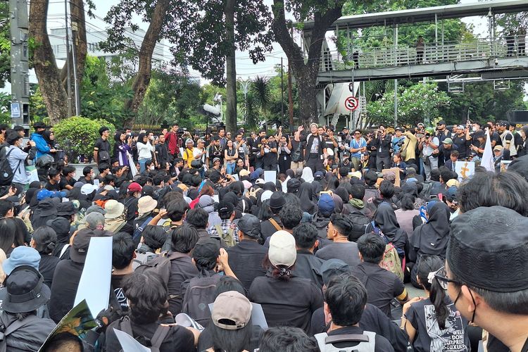 Puluhan Ribu Polisi Siaga Saat Buruh Demo di Jakarta