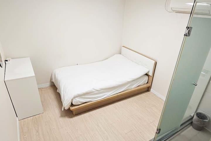 Dekat Dengan Tempat Belanja Reference: 5 Rekomendasi Airbnb Di Seoul Dekat Pusat Kuliner Dan Belanja