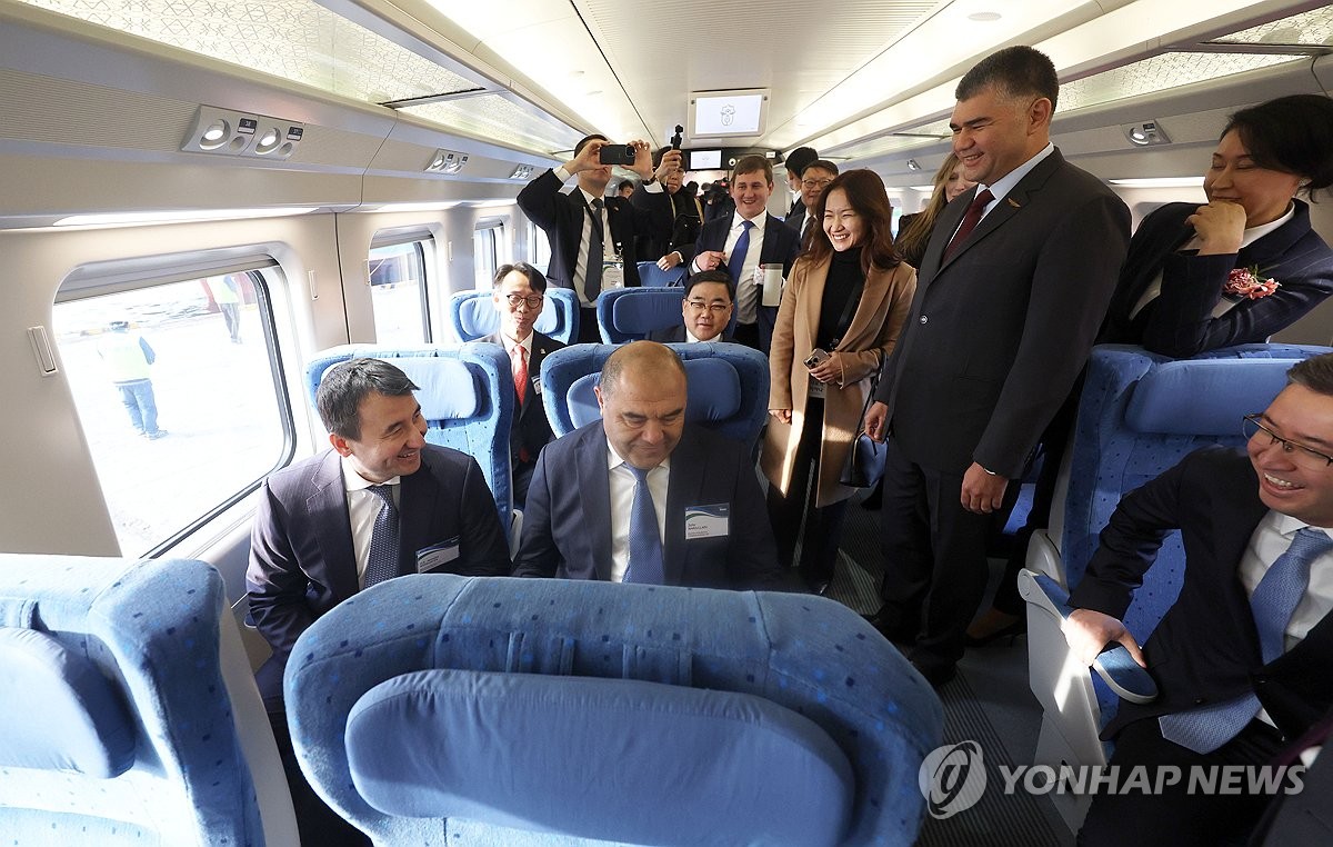 ヒョンデロテム高速車見回すウズベク副総理