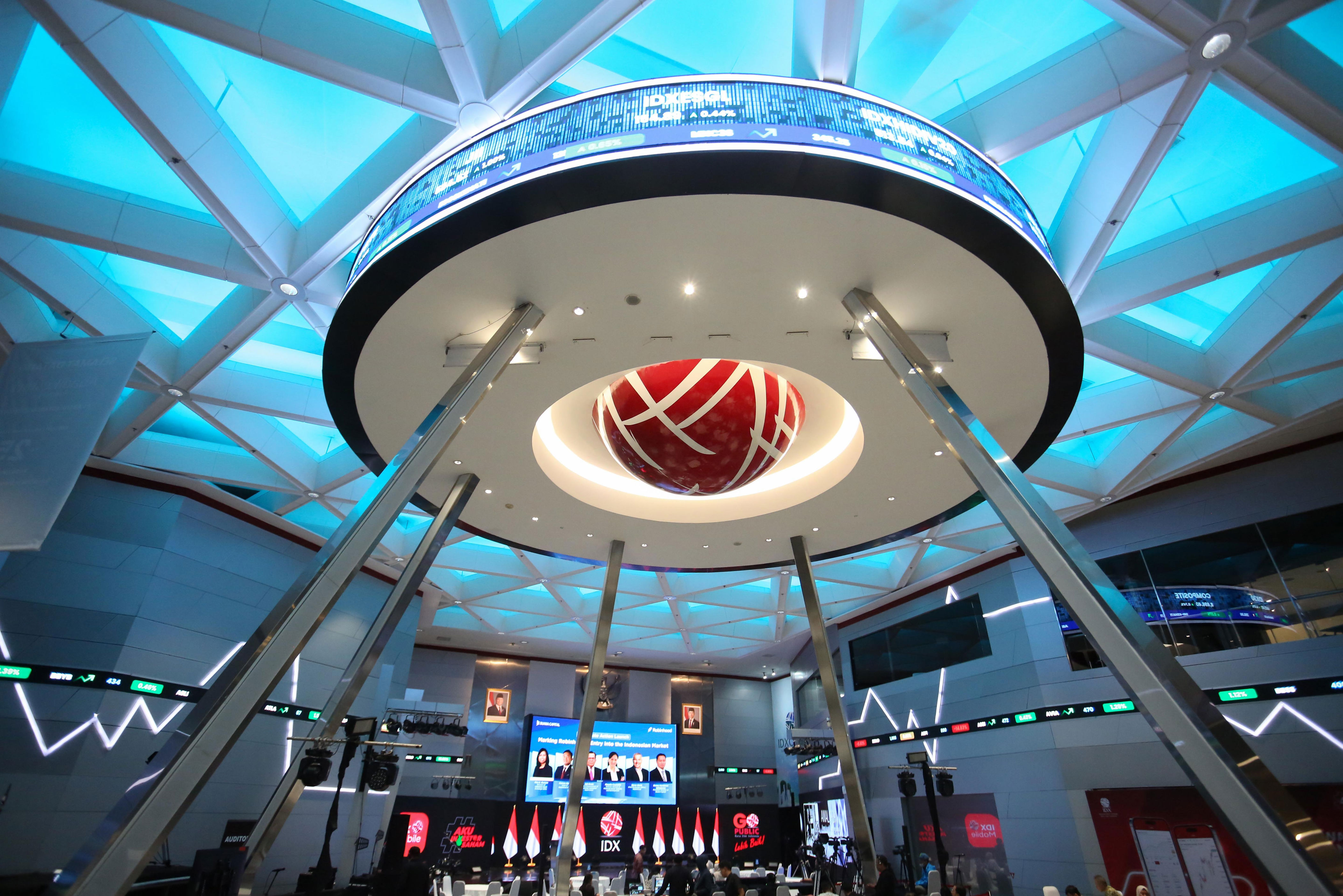 IHSG turun, DSSA lampaui Rp 16,74 triliun