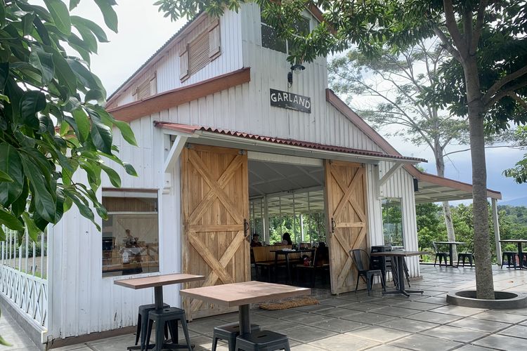 Wisata Swiss di Garut, Pemandangan Gunung dengan Tiket Tukar Makanan