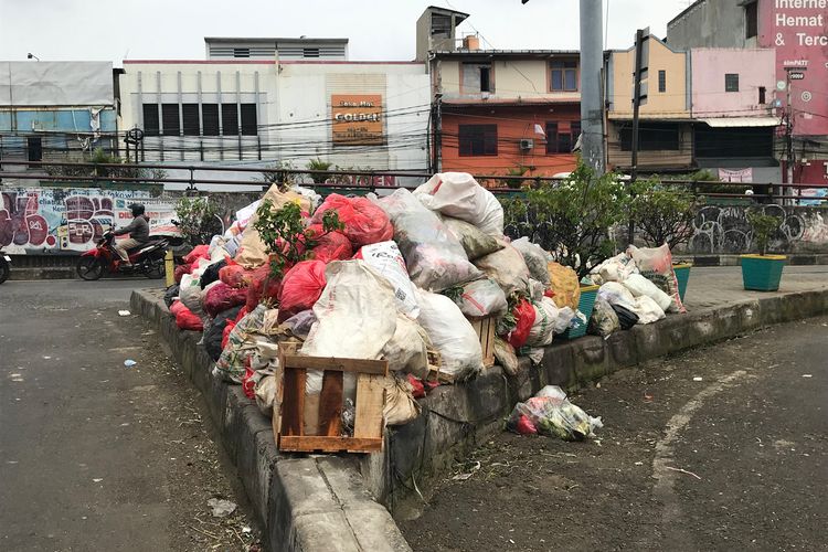 Tiga Hari Sampah Menumpuk di Flyover Hingga Pasar Ciputat