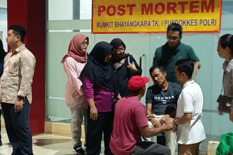 Tangis keluarga pecah saat peti jenazah korban kebakaran Terra Drone masuk ambulans
