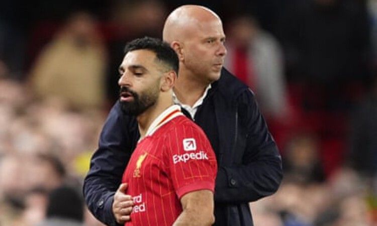 Arne Slot Diam Seribu Bahasa! Tidak Mau Bahas Kondisi Mohamed Salah Saat Perayaan Kemenangan Liverpo