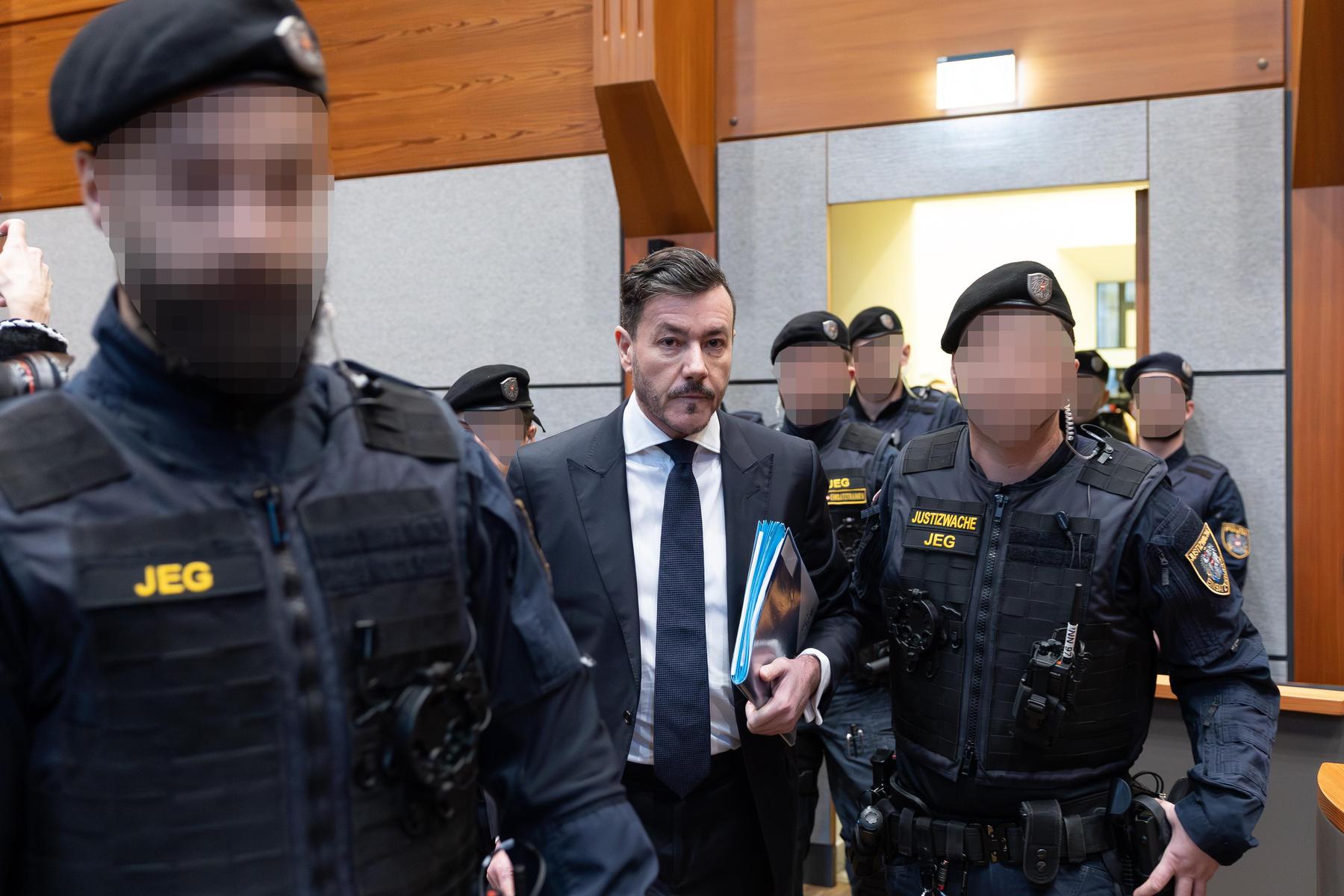 Geld, Schmuck und Luxus-Uhren versteckt? Signa-Gründer Benko und Frau ...