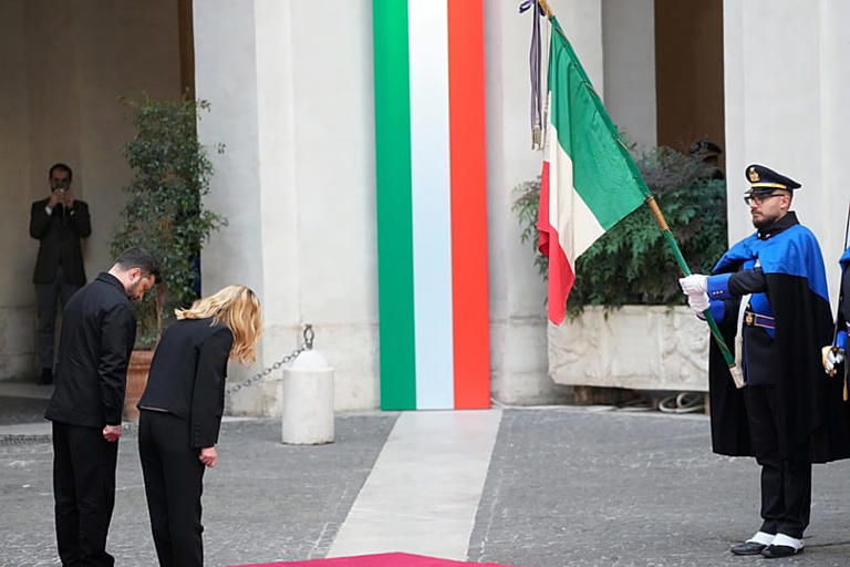 الرئيس الأوكراني فولوديمير زيلينسكي ورئيسة الوزراء الإيطالية جورجيا ميلوني يؤدّيان التحية في قصر شيغي في 20 نوفمبر 2025. Gregorio Borgia/ AP