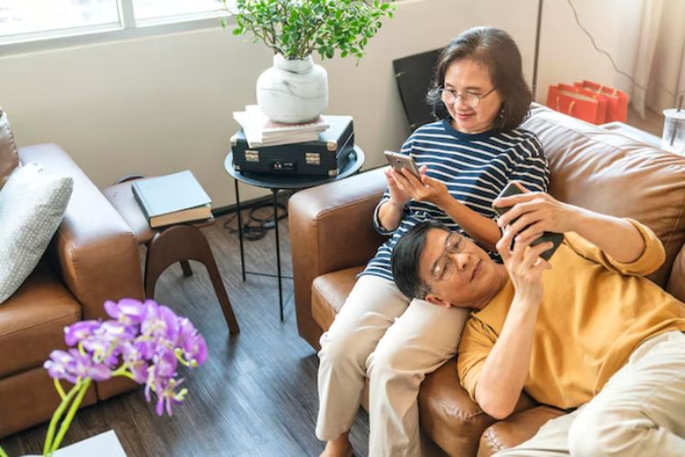 9 Kebiasaan Sosial yang Membuat Lansia Disukai Banyak Orang Menurut Psikologi
