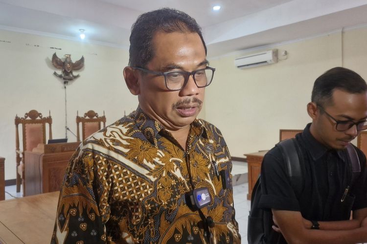 Dosen hukum Unissula, Muhammad Taufiq, selaku kuasa hukum pemohon Bonatua Silalahi, usai sidang mediasi di Komisi Informasi Provinsi Jawa Tengah (KIP Jateng) di Kota Semarang, Rabu (10/12/2025).