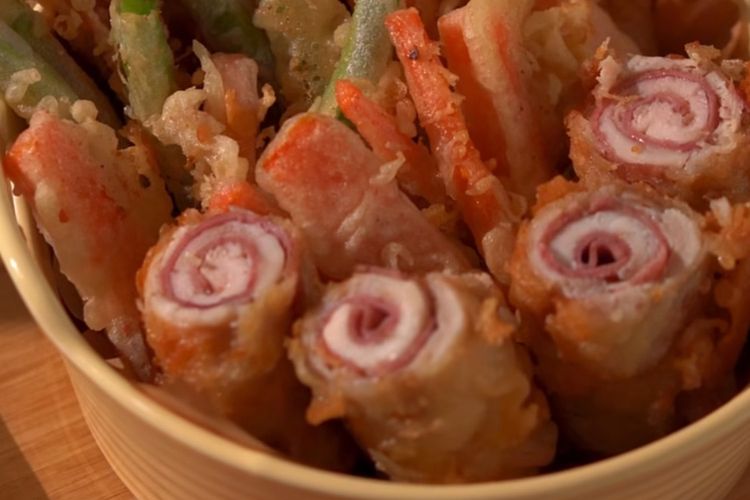 Camilan Kriuk Berbeda! Resep Chicken Roll Enoki Tempura Renyah Tahan Lama