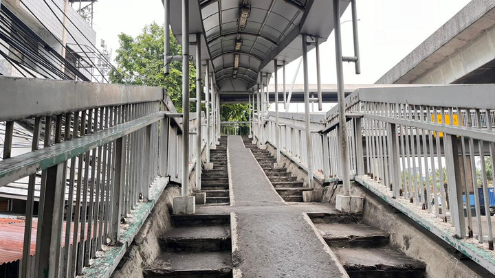 Kondisi JPO Koja, Jakut Mengkhawatirkan: Pagar Besi Hilang dan Lantai Licin